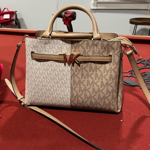 Michael Kors medium purse - Picture 1 of 4